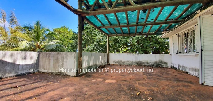 A VENDRE - Charmante maison familiale non meublée pieds dans l'eau de 400 m2 sur un terrain à bail de 1 arpent 16 pro...