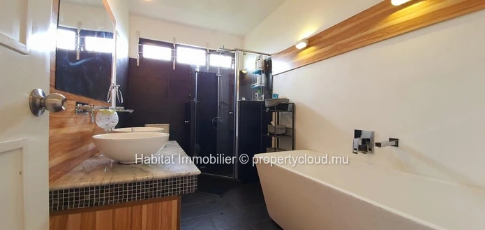 A VENDRE - Maison familiale meublée et équipée de 343 m2 sur un terrain de 133 toises située dans le morcellement rép...