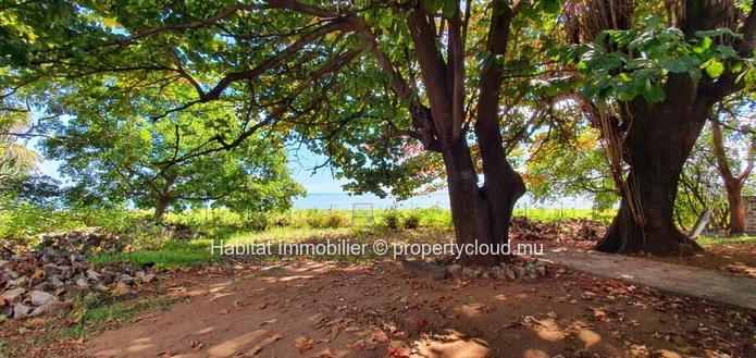 A VENDRE - Charmante maison familiale non meublée pieds dans l'eau de 400 m2 sur un terrain à bail de 1 arpent 16 pro...