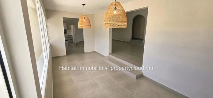 Superb unfurnished house of 364 m² on a plot of 93 toises at Rose-Hill