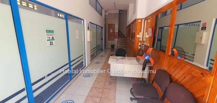 FOR SALE - Bâtiment climatisé non-meublé de 730 m2 (avec ascenseur) sur un terrain de 52 toises situé à Port-Louis