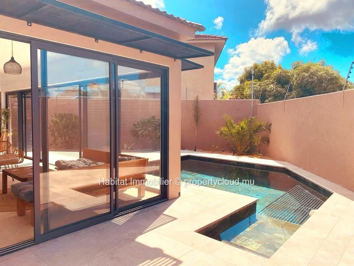 Beautiful furnished and equipped villa of 300 m2 on a plot of 105 toises located in Calodyne