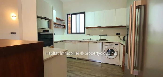 TO RENT - Beautiful beachfront apartment of 133 m2 furnished and equipped on the ground floor located in Belle Mare
