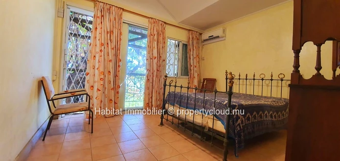 A VENDRE - Charmante maison familiale non meublée pieds dans l'eau de 400 m2 sur un terrain à bail de 1 arpent 16 pro...