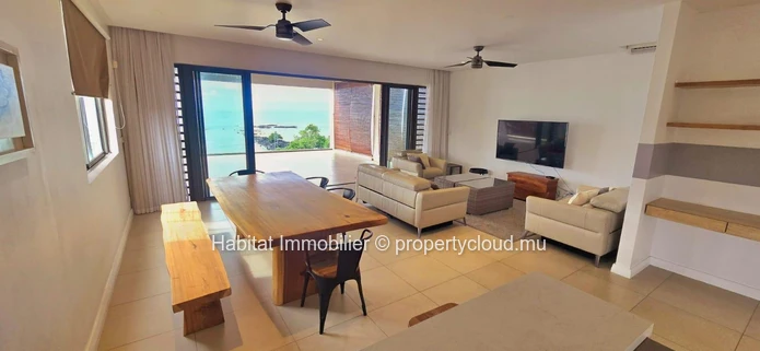 Découvrez ce sublime appartement pieds dans l'eau de 210 m², entièrement meublé et équipé, situé à Pointe aux Biches....