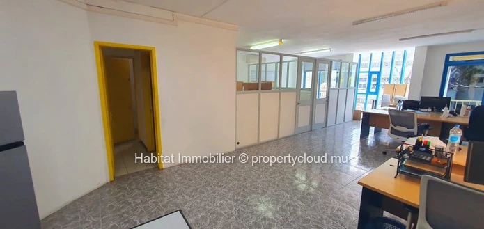 FOR SALE - Bâtiment climatisé non-meublé de 730 m2 (avec ascenseur) sur un terrain de 52 toises situé à Port-Louis