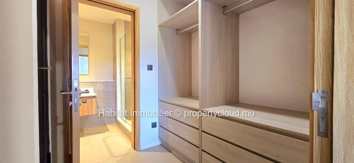 Cet appartement meublé et équipé de 143 m², avec ascenseur, est situé à Moka