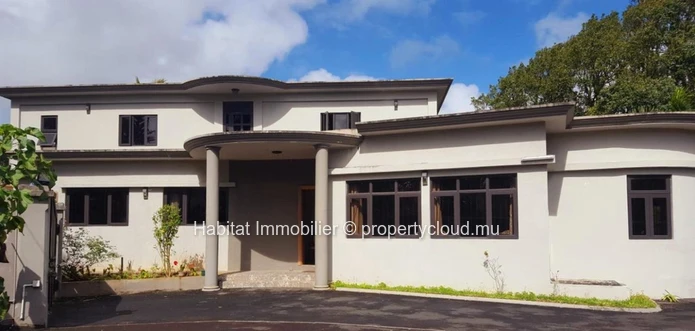 A VENDRE - Maison meublée et équipée de 371 m2 à Curepipe.