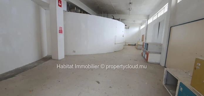 A VENDRE - Bâtiment commercial non-meublé de 1,774 m2 sur la route principale à Mesnil. 