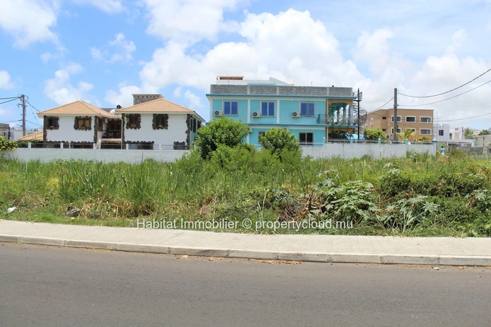 A VENDRE - Terrain commercial en toute propriété de 466 toises, avec accés sur 3 chemins à Mahébourg. 