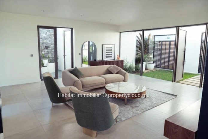 To rent : This elegant 285 m² villa offers the ultimate luxury living experience, nestled within a prestigious golf e...