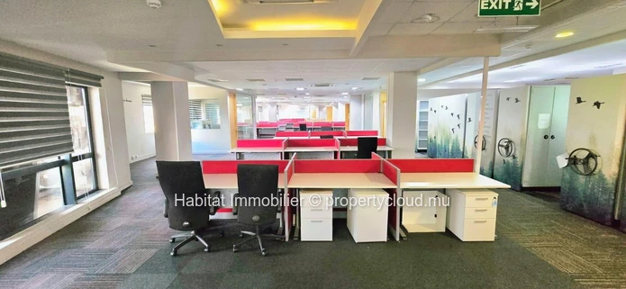 A louer : Ce bureau climatisé meublé de 984 m² est situé au coeur du prestigieux centre d'affaires de la Cybercité à ...