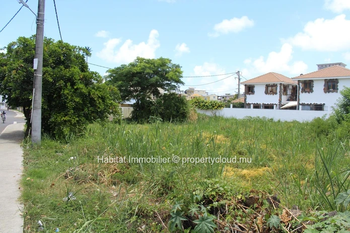 A VENDRE - Terrain commercial en toute propriété de 466 toises, avec accés sur 3 chemins à Mahébourg. 