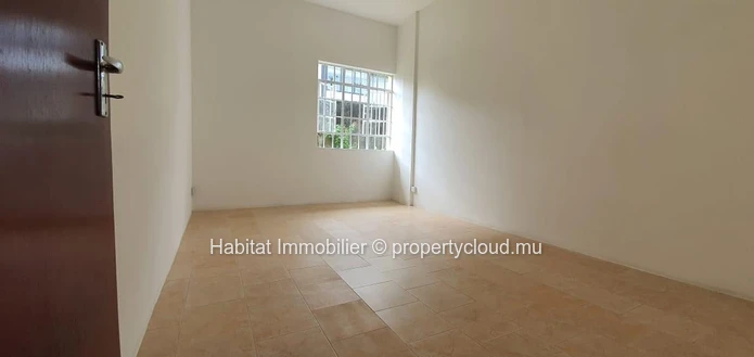 FOR SALE - Unfurnished single storey house of 258 m2 on a land of 155 toises located on the main road at Lees Street ...