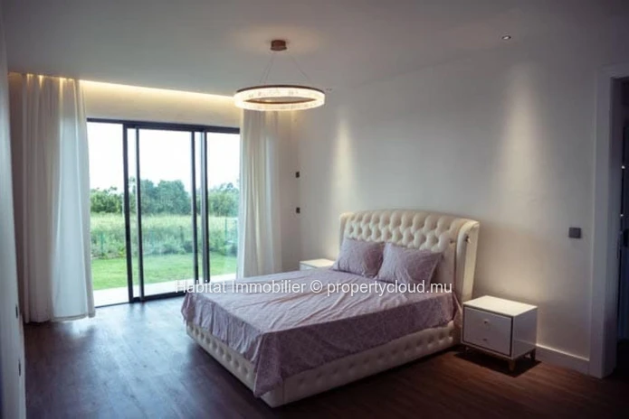 To rent : This elegant 285 m² villa offers the ultimate luxury living experience, nestled within a prestigious golf e...