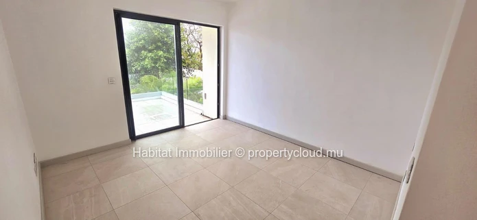 Cette somptueuse villa pieds dans l'eau non-meublée de 300 m² nichée au sein d'une résidence intimiste et sécurisée