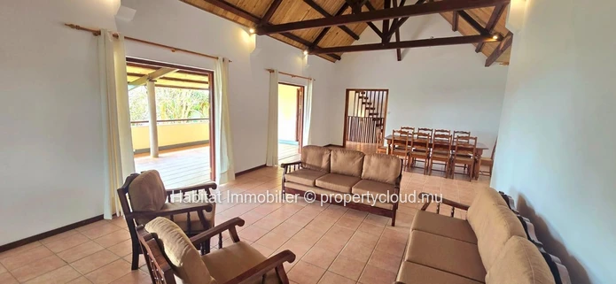 FOR SALE - Beautiful unfurnished house of 371 m2 on a plot of land of 286 toises  in Floreal