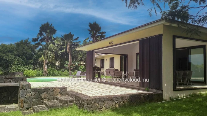 Bienvenue dans votre sanctuaire familial idéal ! Cette superbe maison est nichée au sein d'une communauté sécurisée t...