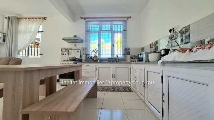 This charming furnished and equipped apartment of approximately 80 m² in Péreybère