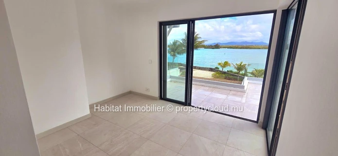 Cette somptueuse villa pieds dans l'eau non-meublée de 300 m² nichée au sein d'une résidence intimiste et sécurisée