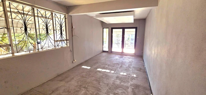 Commercial building of 362 m2 on a plot of 111 toises ideally located on the main road in the heart of Quatre Bornes