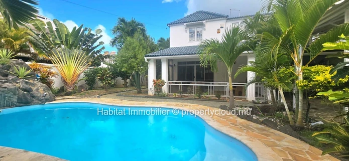 Charming furnished and equipped villa of 250 m² on a plot of 116 toises, located in Péreybère
