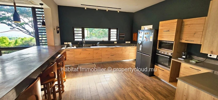 TO RENT - Charming furnished and equipped house of 500 m2 on a plot of land of 1,000 m2 (263 toises) is located in a ...