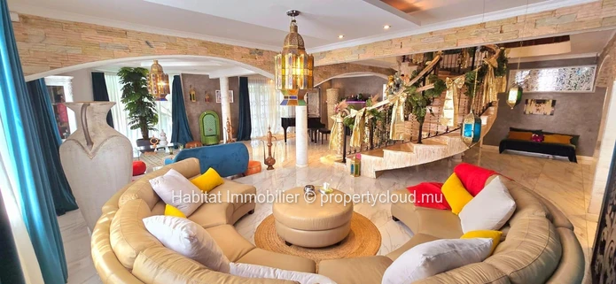 Cette splendide maison non meublée de 505 m², sur un terrain de 147 toises, est située sur la route royale à Baie du ...