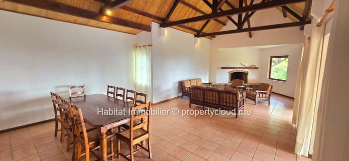 FOR SALE - Beautiful unfurnished house of 371 m2 on a plot of land of 286 toises  in Floreal