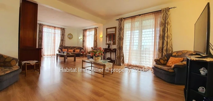 A VENDRE - Maison familiale meublée et équipée de 343 m2 sur un terrain de 133 toises située dans le morcellement rép...