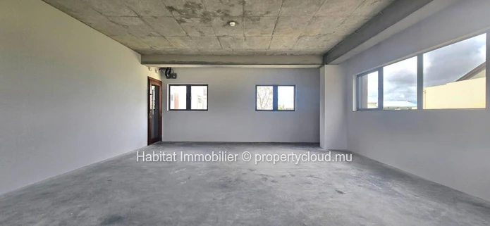A louer : Découvrez ce bureau non meublé de 45.90 m², situé au cœur de la Smart City de Moka, une adresse stratégique...