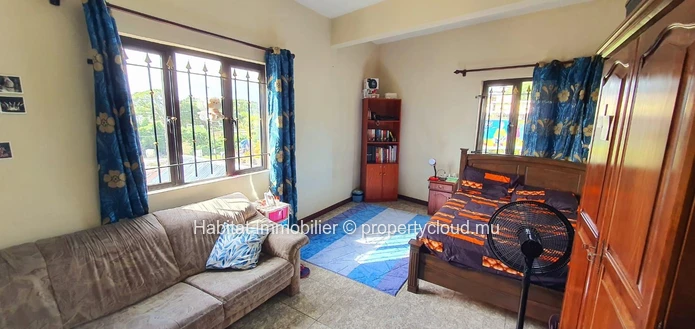 FOR SALE - Residential complex of 400 m2 on a plot of land of 54 toises located on the main road in Eau Coulée