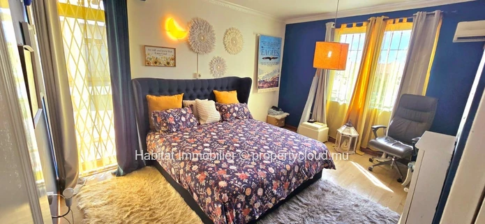 Cette splendide maison non meublée de 505 m², sur un terrain de 147 toises, est située sur la route royale à Baie du ...