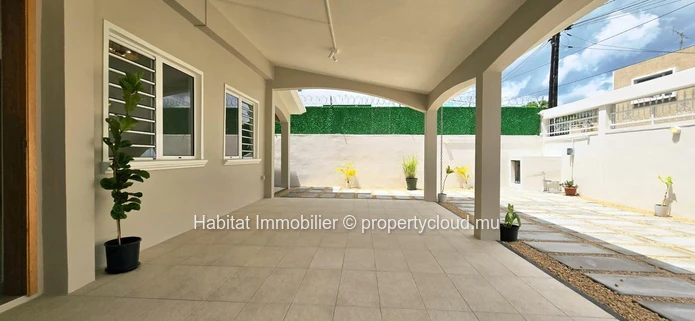 Superb unfurnished house of 364 m² on a plot of 93 toises at Rose-Hill