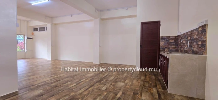 A louer : Bureau non meublé de 128 m² avec 5 places de parking, situé au rez-de-chaussée à Floréal
