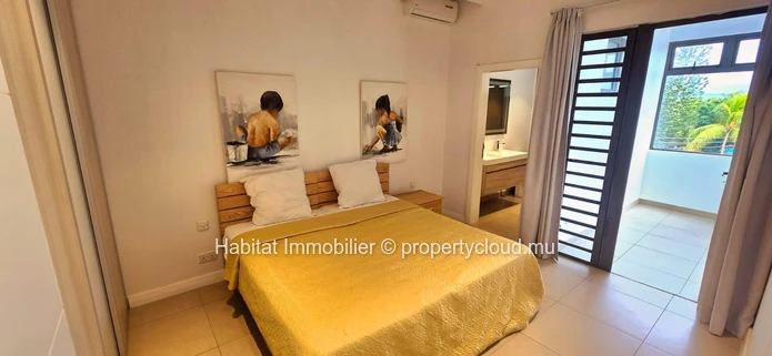 Découvrez ce sublime appartement pieds dans l'eau de 210 m², entièrement meublé et équipé, situé à Pointe aux Biches....