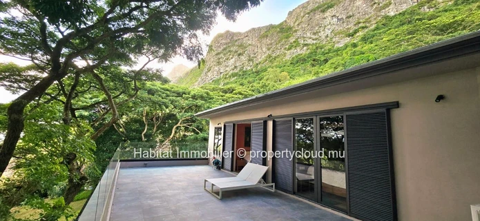 TO RENT - Charming furnished and equipped house of 500 m2 on a plot of land of 1,000 m2 (263 toises) is located in a ...