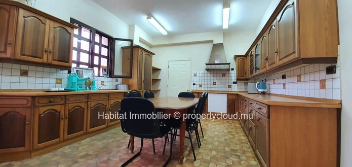 A VENDRE - Grande maison non meublée de 1,100 m2 sur un terrain de 1 arpent 01 sur 3 niveaux située dans un quartier ...