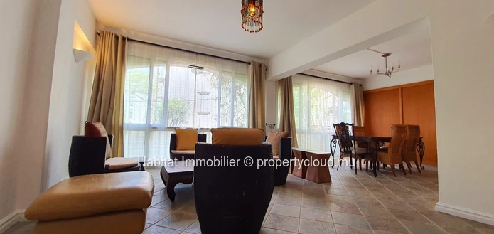 A VENDRE - magnifique appartement au rez-de-chaussée de 185 m2 meublé et équipé se situe à quelques minutes du centre...