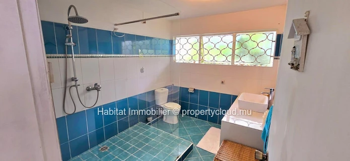 Charmante maison familiale non meublée de 325 m² sur un terrain de 93 toises, idéalement située dans un quartier calm...