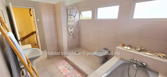 Charmante maison familiale non meublée de 325 m² sur un terrain de 93 toises, idéalement située dans un quartier calm...
