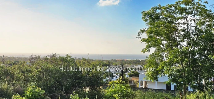 Large residential land of 263 toises in Coromandel 