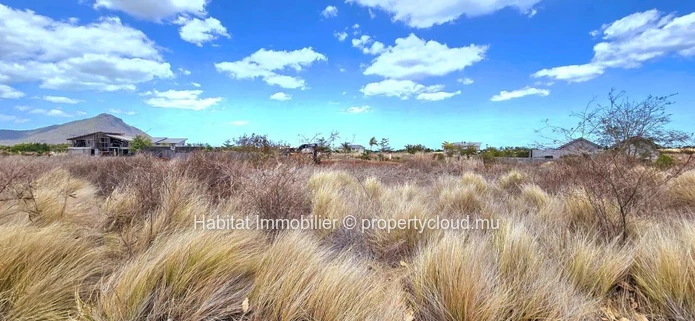 Grand terrain résidentiel de 570 toises (2,166 m2 / 51 perches), situé dans le lotissement privé “West Cape”, à Tamarin