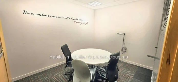A louer : Ce bureau climatisé meublé de 984 m² est situé au coeur du prestigieux centre d'affaires de la Cybercité à ...