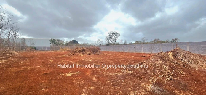Large industrial land of 584 toises (2,221.50 m² / 52 perches) ideally located in Roche Bois