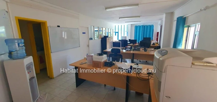 FOR SALE - Bâtiment climatisé non-meublé de 730 m2 (avec ascenseur) sur un terrain de 52 toises situé à Port-Louis
