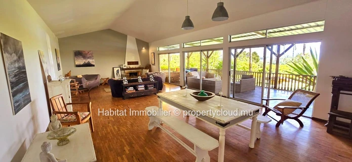 MAISON A RENOVER Cette maison de 250m2 sur un terrain de 888 toises est située dans un quartier hautement résidentiel...