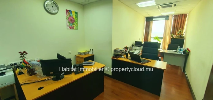 A VENDRE - Un grand espace bureau climatisé haut de gamme non-meublé de 619 m2 situé dans le centre-ville de Port-Louis