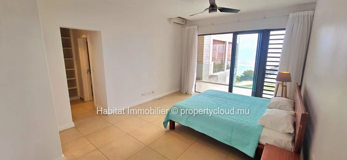 Découvrez ce sublime appartement pieds dans l'eau de 210 m², entièrement meublé et équipé, situé à Pointe aux Biches....