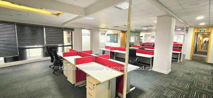 A louer : Ce bureau climatisé meublé de 984 m² est situé au coeur du prestigieux centre d'affaires de la Cybercité à ...